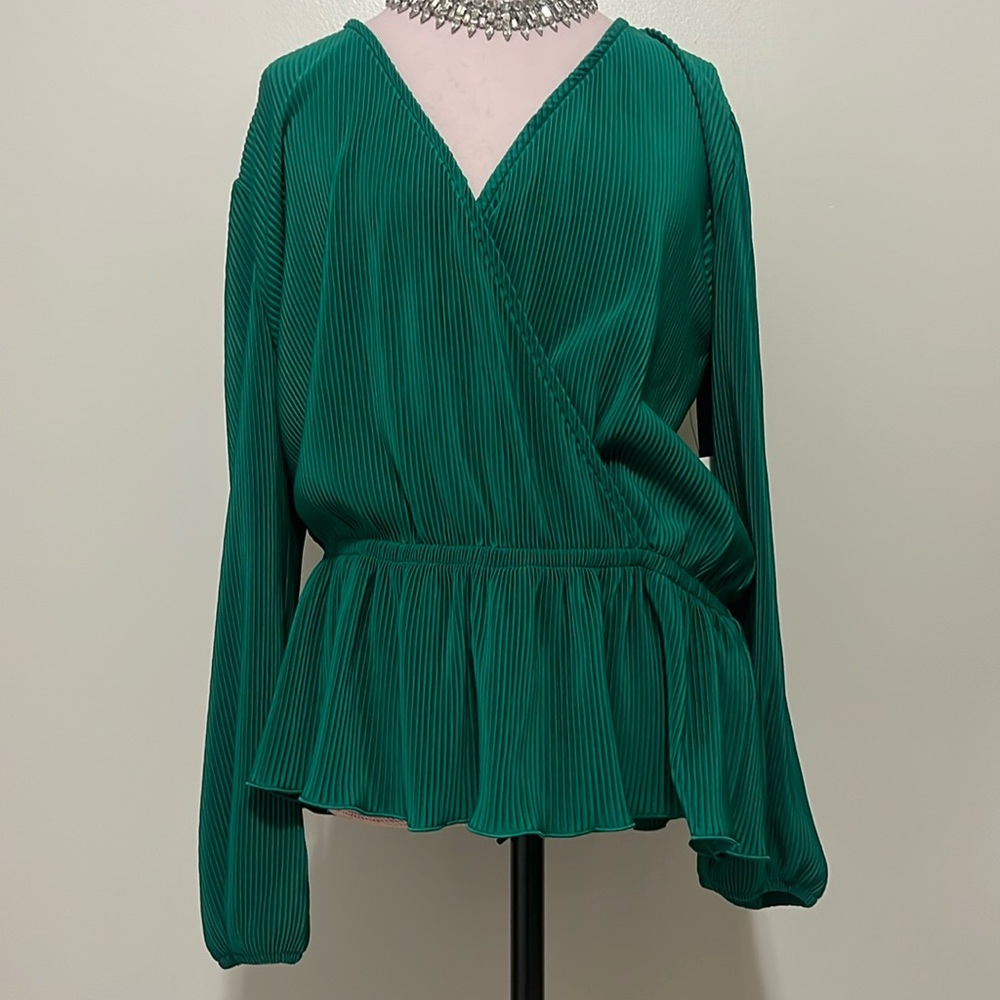 On 34th NWT Elegant green long sleeve faux wrap top size XL